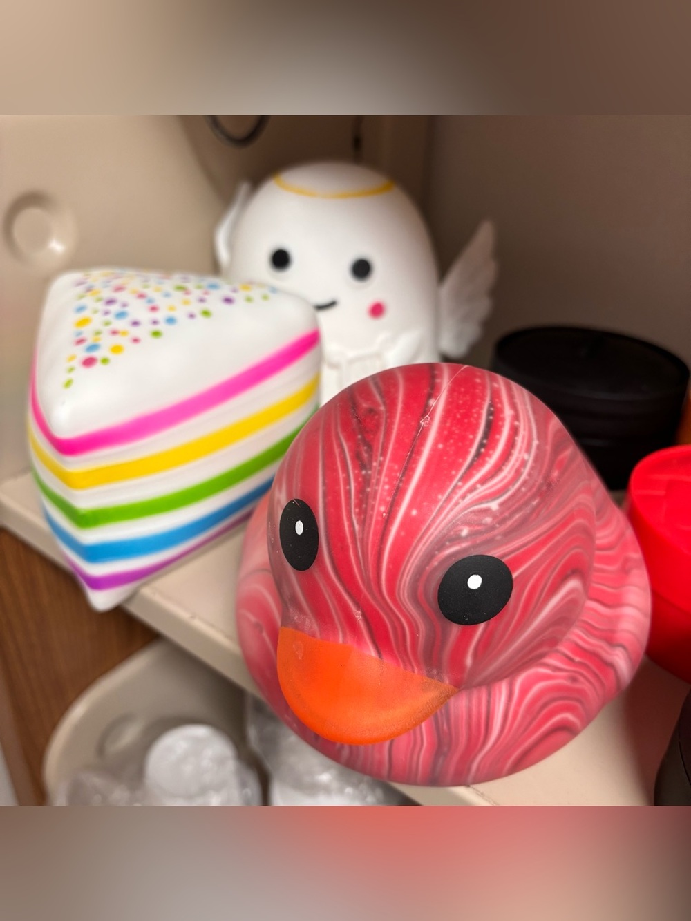 Like new 3 jumbo squishies
Smushmart RainbowCake
Unbranded angel
Unbranded duck